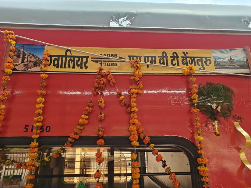 हरी झंडी दिखाकर ट्रेन को किया रवाना