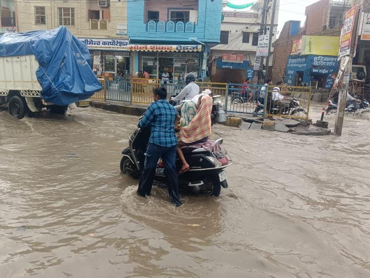 हिसार रोड पुल के पास भरे बारिश के पानी से गुजरते वाहन चालक। हिसार रोड पुल के पास भरे बारिश के पानी से गुजरते वाहन चालक।