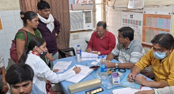 जिला अस्पताल की ओपीडी में दवा लेने को लगी मरीजों की लाइन। संवाद जिला अस्पताल की ओपीडी में दवा लेने को लगी मरीजों की लाइन। संवाद