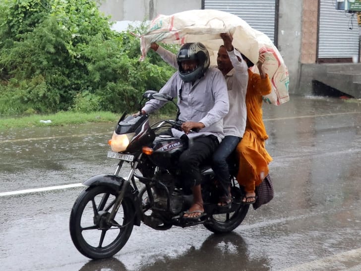 जरा संभलकर: जिले में रोज हादसे हो रहे हैं, कारण लोग यातायात के नियम ही नहीं मानते। बुधवार को बि