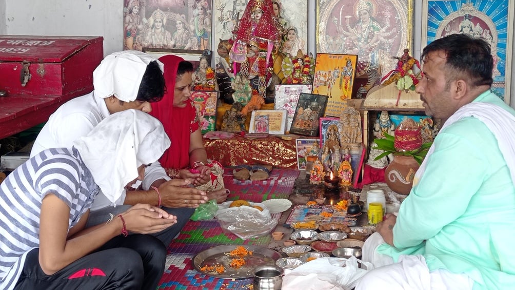 कुरुक्षेत्र। अमावस्या पर पवित्र ब्रह्मसरोवर में आस्था की डुबकी लगाते श्रद्धालु। संवाद
