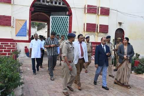 केंद्रीय कारागार नैनी का निरीक्षण करके बाहर आते अधिकारी