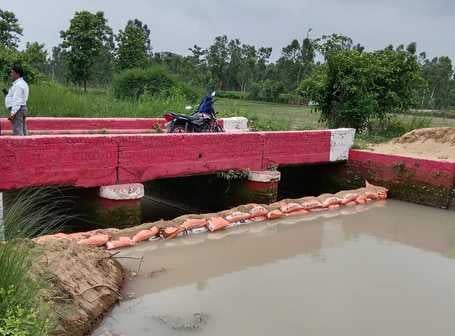 माधोटांडा रजवाहा के साइफन पर कटान स्थल पर किया जा रहा मरम्मत कार्य। संवाद माधोटांडा रजवाहा के साइफन पर कटान स्थल पर किया जा रहा मरम्मत कार्य। संवाद