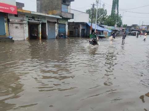 पानी बहकर पुरानी पूर्वी यमुना नहर में पहुंचा पुलिया का लिंटर व सीमेंट का बंबा। संवाद