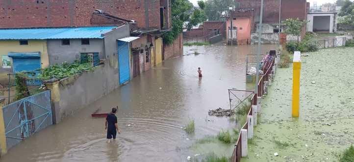 पानी बहकर पुरानी पूर्वी यमुना नहर में पहुंचा पुलिया का लिंटर व सीमेंट का बंबा। संवाद