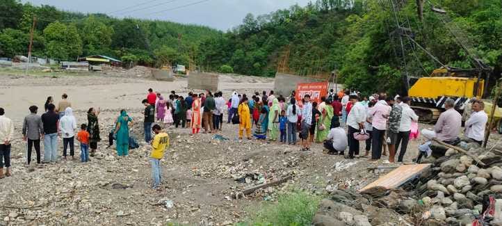 पानी बहकर पुरानी पूर्वी यमुना नहर में पहुंचा पुलिया का लिंटर व सीमेंट का बंबा। संवाद