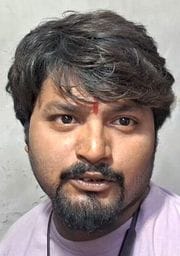 शहर के मोहल्ला कूंचापाड़ा में छत से टिका बिजली का खंभा। संवाद शहर के मोहल्ला कूंचापाड़ा में छत से टिका बिजली का खंभा। संवाद