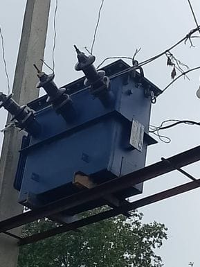 शहर के मोहल्ला कूंचापाड़ा में छत से टिका बिजली का खंभा। संवाद शहर के मोहल्ला कूंचापाड़ा में छत से टिका बिजली का खंभा। संवाद