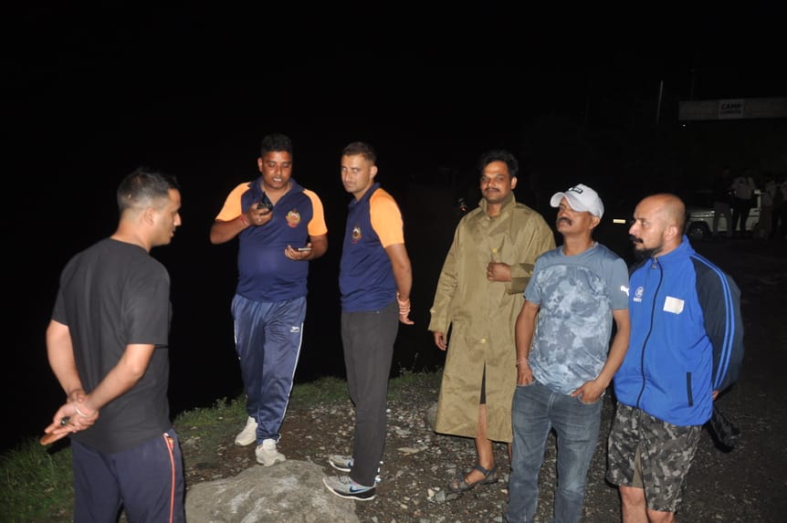 धर्मशाला के समीप खनियारा में मनूणी खड्ड में बहे व्यक्ति का शव रेस्क्यू करते लोग। संवाद