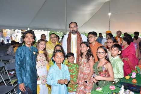 अमेरिका के शिकागो में श्रीजीद्वार मन्दिर के पाटोत्सव महोत्सव में श्रीनाथजी मंदिर के विशाल बाबा