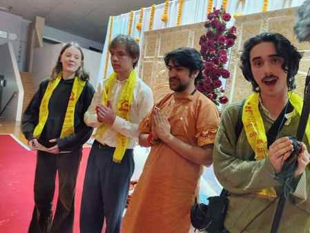 बागेश्वर सरकार की ज़िंदगी पर शोध करने पहुँची न्यूजीलैंड के विश्वविद्यालय की टीम।