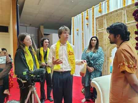 बागेश्वर सरकार की ज़िंदगी पर शोध करने पहुँची न्यूजीलैंड के विश्वविद्यालय की टीम।