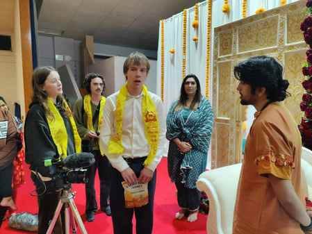 बागेश्वर सरकार की ज़िंदगी पर शोध करने पहुँची न्यूजीलैंड के विश्वविद्यालय की टीम।