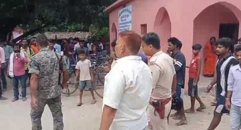छात्राओं से अश्लील हड़कत शिक्षक बने बंधक छात्राओं से अश्लील हड़कत शिक्षक बने बंधक