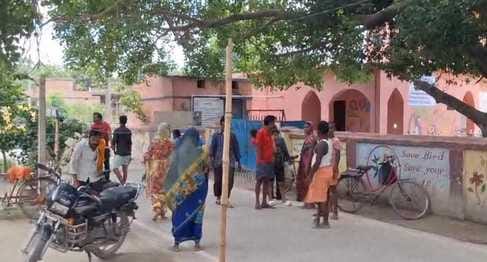 छात्राओं से अश्लील हड़कत शिक्षक बने बंधक छात्राओं से अश्लील हड़कत शिक्षक बने बंधक