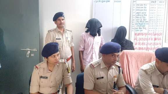 गिरफ्तार आरोपी के साथ पुलिस गिरफ्तार आरोपी के साथ पुलिस