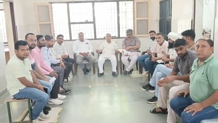 जाखल। अस्पताल में उपचार करवाते पटवारी कृष्ण कुमार। संवाद जाखल। अस्पताल में उपचार करवाते पटवारी कृष्ण कुमार। संवाद