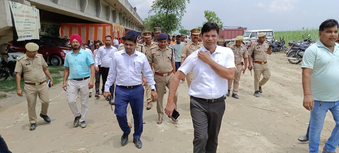 मॉक ड्रिल के दौरान महिला को इलाज के लिए के जाते चिकित्सक स्रोत संवाद मॉक ड्रिल के दौरान महिला को इलाज के लिए के जाते चिकित्सक स्रोत संवाद