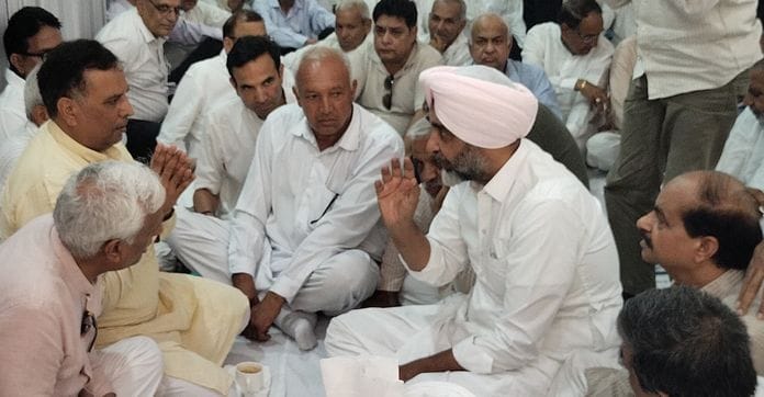 रोहतक में पूर्व वित्तमंत्री कैप्टन अभिमन्यु की माता स्वर्गीय परमेश्वरी देवी को पुष्प अर्पित कर रोहतक में पूर्व वित्तमंत्री कैप्टन अभिमन्यु की माता स्वर्गीय परमेश्वरी देवी को पुष्प अर्पित कर