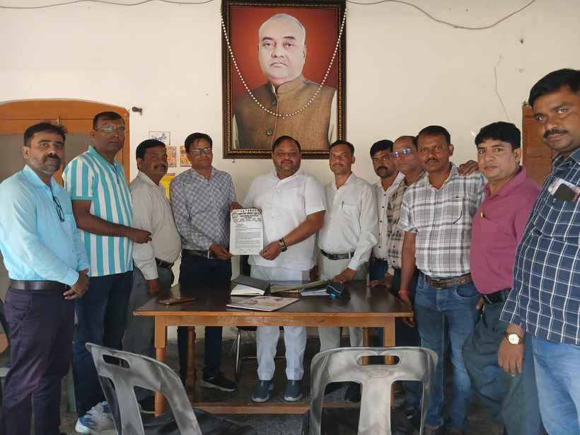 सिंधौली में स्कूल के बाहर प्रदर्शन करते बच्चे। स्रोत: वीडियो ग्रेब सिंधौली में स्कूल के बाहर प्रदर्शन करते बच्चे। स्रोत: वीडियो ग्रेब