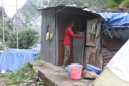 धर्मशाला के खनियारा से उपर मनूणी खड्ड में आई बाढ़ के बाद खाली पड़े मजदूरों के शैड़। संवाद धर्मशाला के खनियारा से उपर मनूणी खड्ड में आई बाढ़ के बाद खाली पड़े मजदूरों के शैड़। संवाद