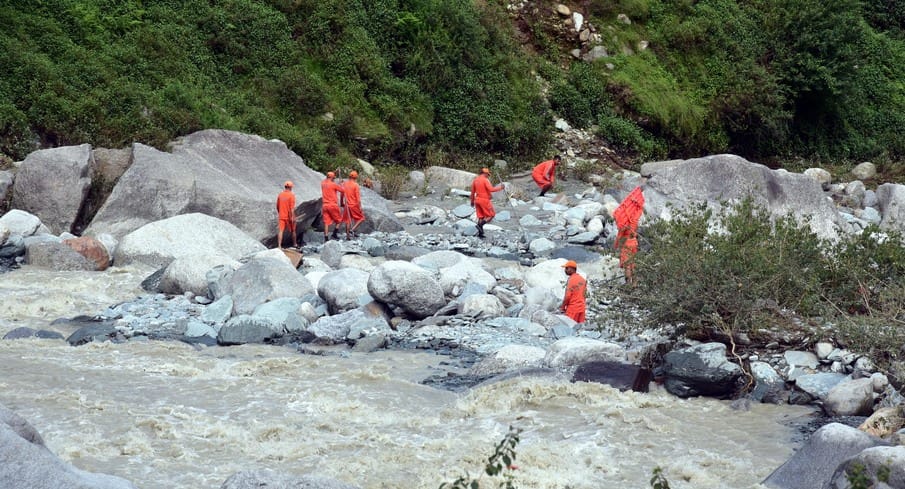 धर्मशाला के खनियारा से उपर मनूणी खड्ड में आई बाढ़ के बाद खाली पड़े मजदूरों के शैड़। संवाद धर्मशाला के खनियारा से उपर मनूणी खड्ड में आई बाढ़ के बाद खाली पड़े मजदूरों के शैड़। संवाद