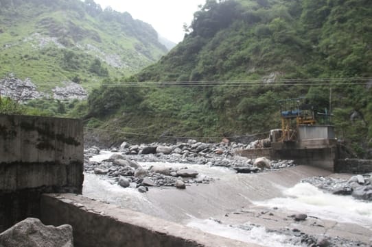 धर्मशाला के खनियारा से उपर मनूणी खड्ड में आई बाढ़ के बाद खाली पड़े मजदूरों के शैड़। संवाद धर्मशाला के खनियारा से उपर मनूणी खड्ड में आई बाढ़ के बाद खाली पड़े मजदूरों के शैड़। संवाद