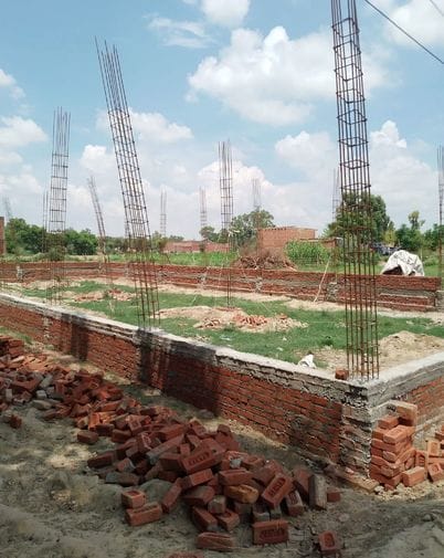 उसहैत के धार्मिक स्थल जिंदबाबा जाने वाली सड़क पर बिछाई गई कंकरीट। संवाद उसहैत के धार्मिक स्थल जिंदबाबा जाने वाली सड़क पर बिछाई गई कंकरीट। संवाद