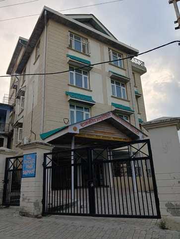 आयुष अस्पताल बिझड़ी के मुख्य गेट पर लटका ताला। संवाद