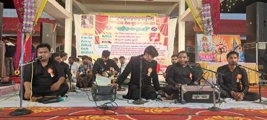 ऐतिहासिक मेला बूढ़ा बाबू में महफिल ए कव्वाली में प्रस्तुति देते कलाकार। संवाद