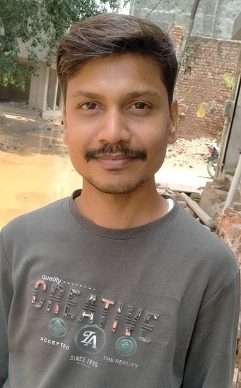 फोटो संख्या:65- दुकानदार रविंद्र--संवाद