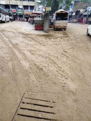 ज्वालामुखी मंदिर मुख्य मार्ग पर लगा मिट्टी का ढेर । संवाद ज्वालामुखी मंदिर मुख्य मार्ग पर लगा मिट्टी का ढेर । संवाद
