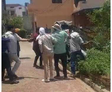 झिंझाना में ऊर्जा निगम के लाइन मैन के साथ मारपीट करते उपभोक्ता ।  सोशल मीडिया