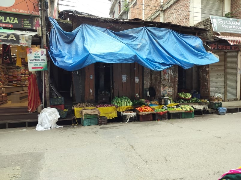 मुख्य बाजार हमीरपुर में सड़क पर सजाई गई दुकानदारी। संवाद मुख्य बाजार हमीरपुर में सड़क पर सजाई गई दुकानदारी। संवाद
