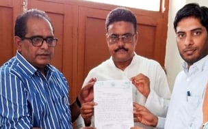निगोही में  एसडीओ और जेई का घेराव करते उपभोक्ता। संवाद