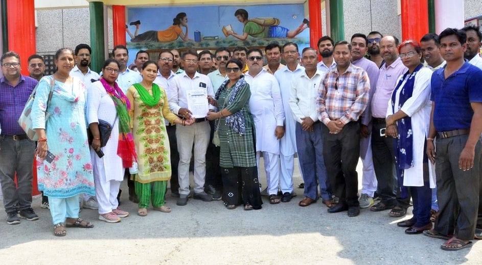स्कूल को मर्ज करने के मामले में विरोध करते अभिभावक। संवाद स्कूल को मर्ज करने के मामले में विरोध करते अभिभावक। संवाद