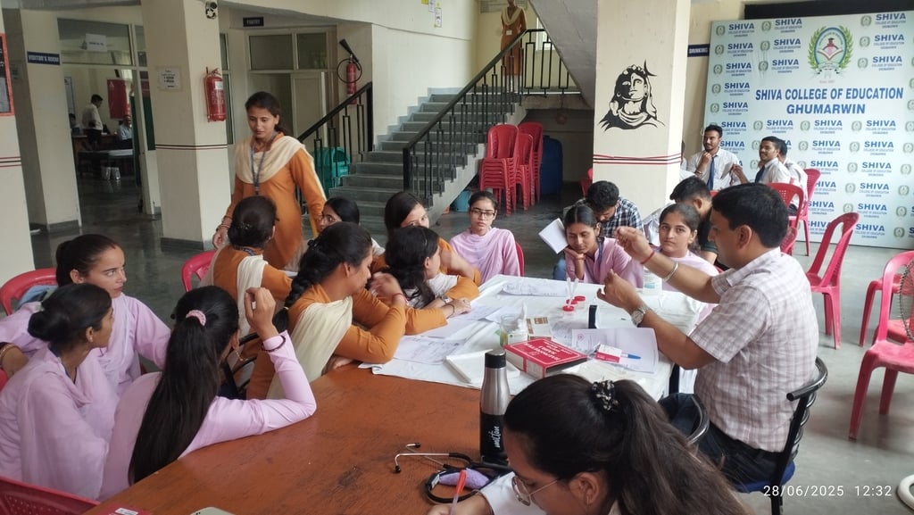शिवा बीएड कॉलेज में आयोजित स्वास्थ्य शिविर में जांच करवाते विद्यार्थी। संवाद