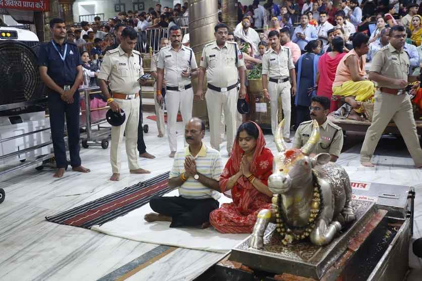 बाबा महाकाल के दर्शन करते डीजीपी