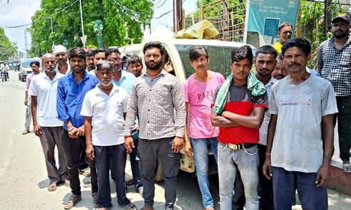 उझानी नगर पालिका परिसर में खड़ी कूड़ा लदी ट्रैक्टर- ट्रॉली व अन्य वाहन। संवाद उझानी नगर पालिका परिसर में खड़ी कूड़ा लदी ट्रैक्टर- ट्रॉली व अन्य वाहन। संवाद