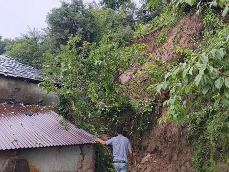 बागाचनोगी उप तहसील के डाकघर शिवा की पंचायत था के गांव कंडी कलवाड़ा में क्षतिग्रस्त हुआ मकान। ज