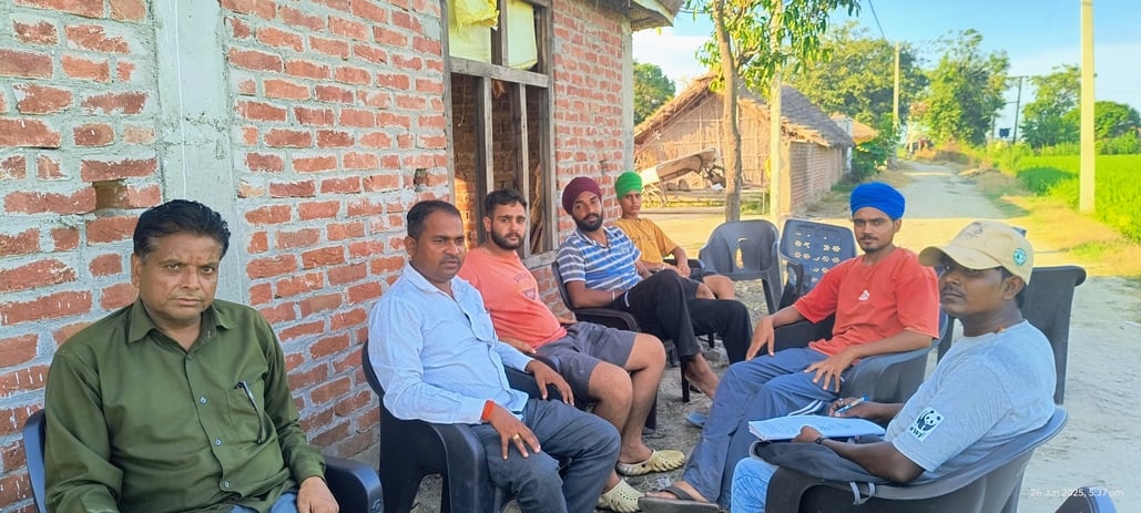 बरौंछा नाला क्षेत्र का जायजा लेते डीएफओ संजय बिश्वाल। संवाद।