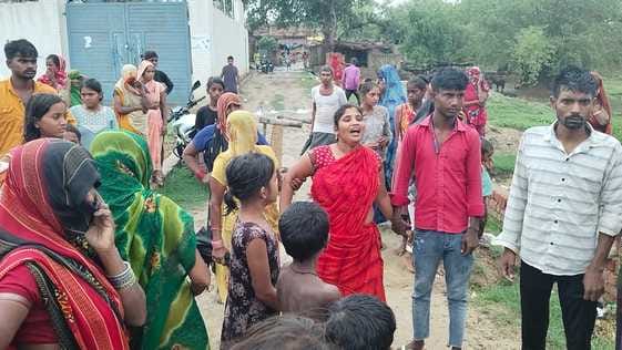 चायल के फतेहपुर सहावपुर में धान की रोपाई करते मजदूर-संवाद।