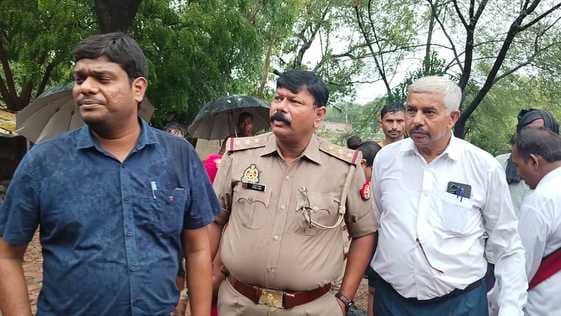 चायल के फतेहपुर सहावपुर में धान की रोपाई करते मजदूर-संवाद।