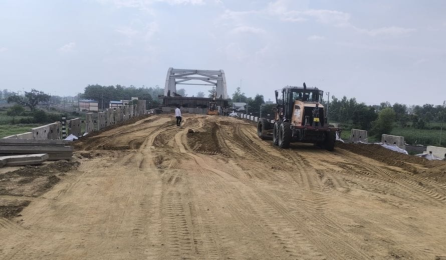 गोला रेलवे क्रॉसिंग पर अधूरा पड़ा ओवरब्रिज का काम। संवाद गोला रेलवे क्रॉसिंग पर अधूरा पड़ा ओवरब्रिज का काम। संवाद