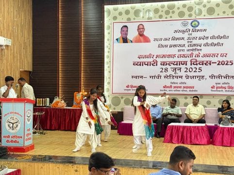 कैंप में लोगों का टीबी परीक्षण करती टीम। संवाद कैंप में लोगों का टीबी परीक्षण करती टीम। संवाद