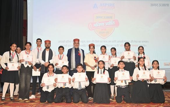 नेरचौक में आयोजित अमर उजाला भविष्य ज्योति सम्मान समारोह में मेधावी मुख्य अतिथि न्यायमूर्ति धर् नेरचौक में आयोजित अमर उजाला भविष्य ज्योति सम्मान समारोह में मेधावी मुख्य अतिथि न्यायमूर्ति धर्