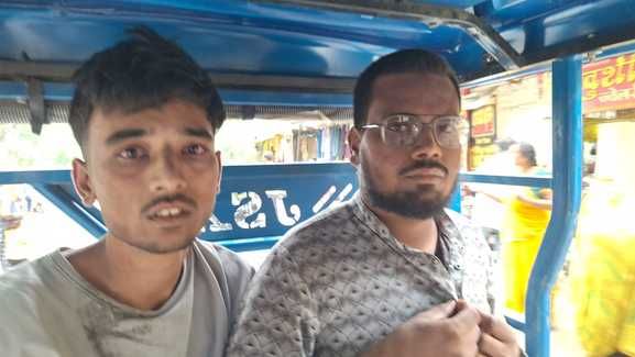 युवकों को पकड़ा