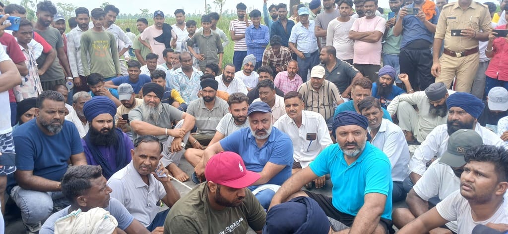 पलिया के अतरिया क्रासिंग के आगे रेल लाइन के नीचे से रिसता पानी। संवाद
