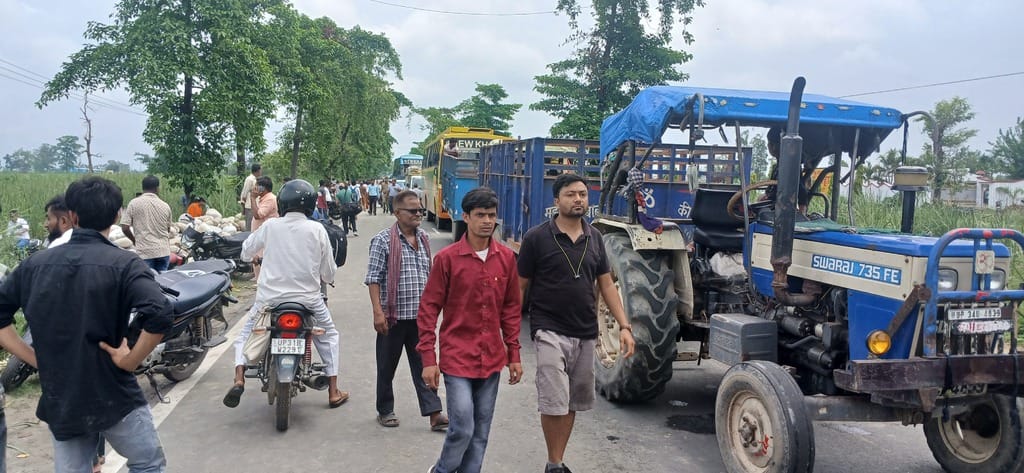 पलिया के अतरिया क्रासिंग के आगे रेल लाइन के नीचे से रिसता पानी। संवाद