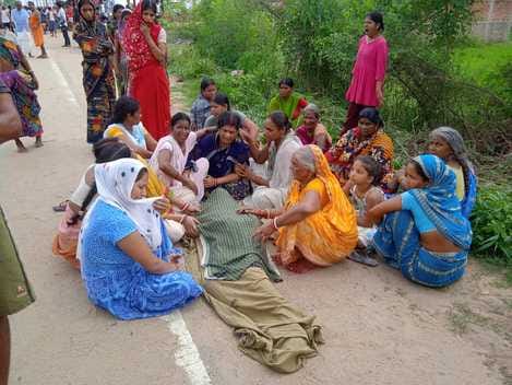रोते बिलखते परिजन रोते बिलखते परिजन